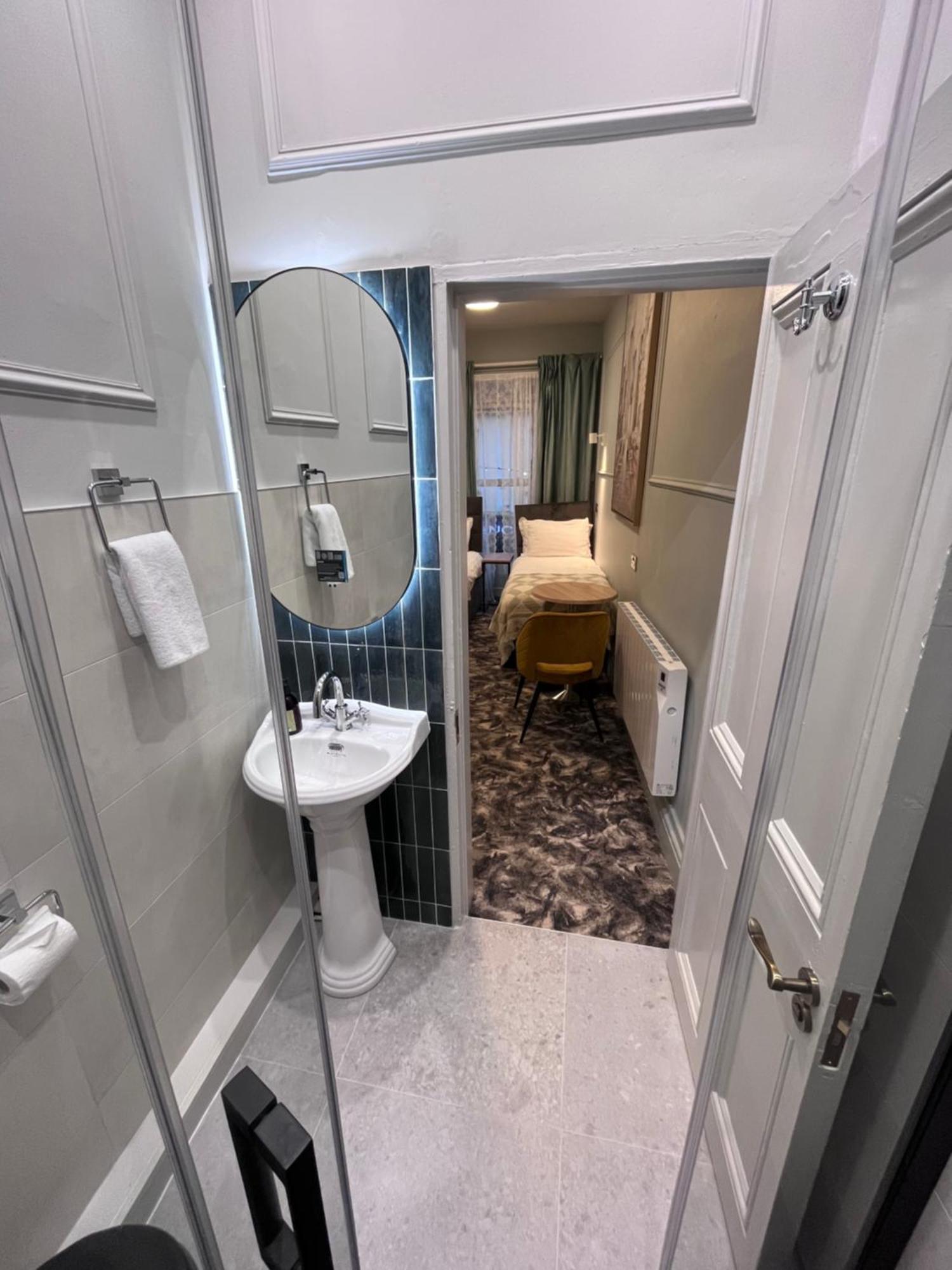 Topper'S Rooms Guest Accommodation Carrick-on-Shannon Exterior photo